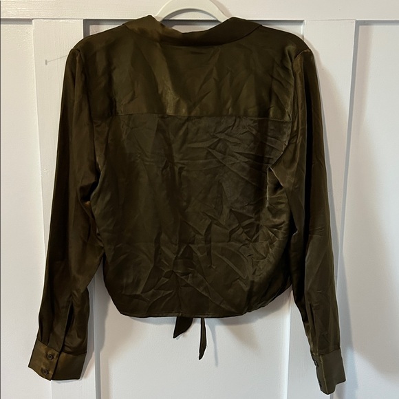 NWT Sanctuary Clothing Girlfriend Tie Top in Olive Green Satin Women’s Medium - Picture 5 of 9